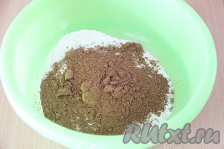 В глубокую миску просеять муку, добавить разрыхлитель и какао.
