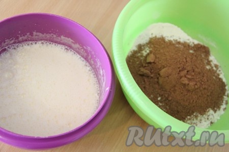 Хорошо взбить миксером яичную массу с молоком и маслом, а затем влить в смесь муки и какао.
