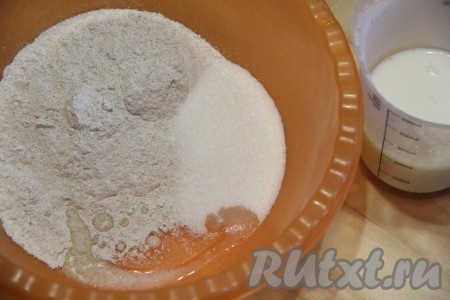 Соединить просеянную ржаную муку, сахар и соль. Соду предварительно погасить и добавить в мучную смесь.
