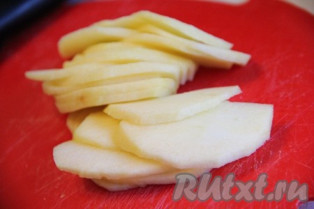 Очистить яблоки от кожуры и семян, нарезать на тонкие дольки.