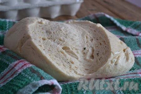 Накрыть форму полотенцем и подождать, пока тесто увеличится в 2 раза. Поставить форму в разогретую духовку и выпекать домашний дрожжевой хлеб 30-40 минут при температуре 180 градусов.
