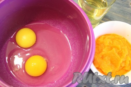 Яйца поместить в удобную посуду для взбивания.