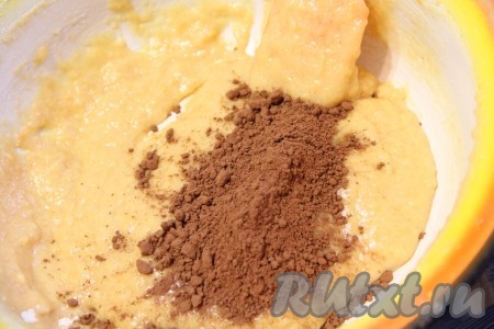  Разделить тесто на две части. В одну часть теста добавить какао.