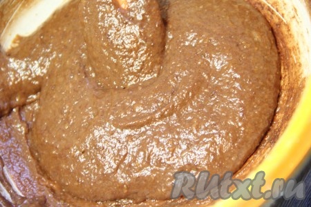 Тщательно перемешать шоколадное тесто до однородного и гладкого состояния. Тесто для тыквенно-шоколадных кексов получится достаточно густым.

