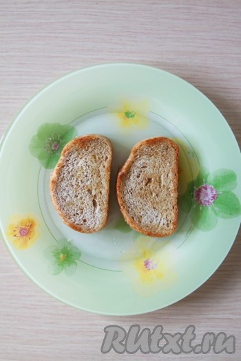 Хлеб обжарьте с двух сторон до легкого румянца на оливковом масле.
