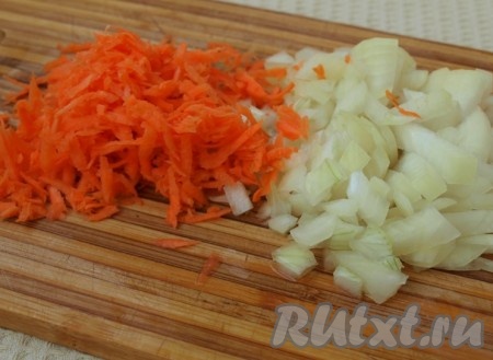 Лук, нарезанный кубиками, и морковь, натертую на тёрке, обжарить на подсолнечном масле, периодически помешивая, до золотистого цвета.
