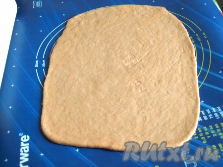 Тесто выложить на подложку или стол, присыпанный мукой, и раскатать в пласт толщиной 5 мм.
