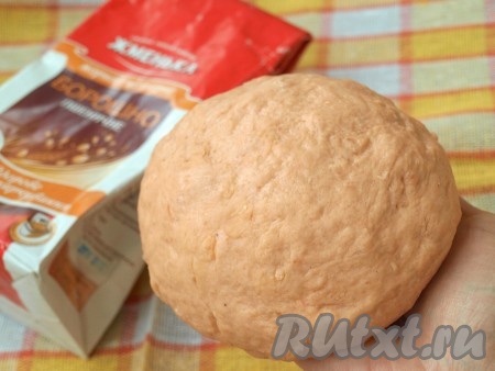 Тесто для постного томатного печенья получится мягким и слегка липнущим.
