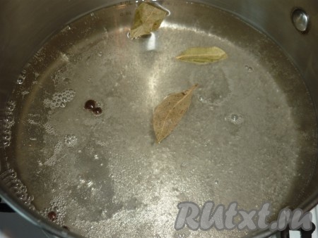 В кастрюлю налить воду, добавить соль, сахар, лавровый лист, душистый перец горошком, довести до кипения и варить минут 5. В получившийся маринад влить уксус.
