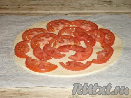 Выложить по всей поверхности теста помидоры, немного подсолить. 
