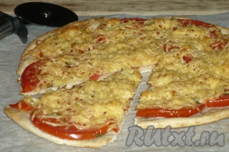 Аппетитную, тоненькую и очень вкусную пиццу с помидорами и сыром подавать горячей, нарезав на порционные кусочки. 
