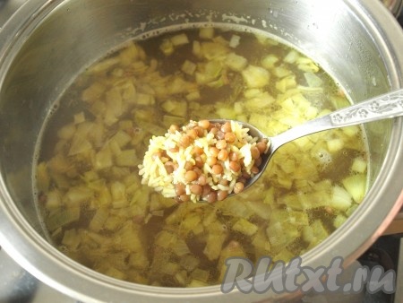 В кастрюлю в рисом и луком влить 1 литр воды и варить до готовности риса. Затем добавить в суп отваренную чечевицу.
