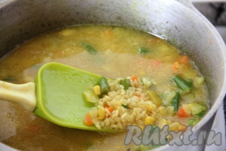 Залить овощи и рис водой, посолить и поперчить по вкусу. Накрыть крышкой и варить рис до готовности. 
