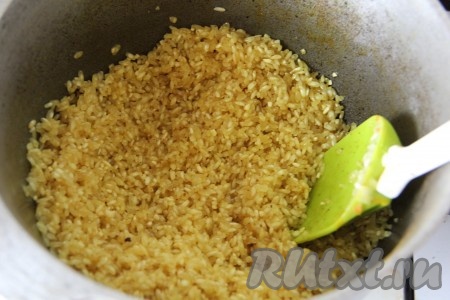 В казанок всыпать рис и минут 5-10 потушить в сливочном масле, периодически помешивая. К рису добавить карри и куркуму.

