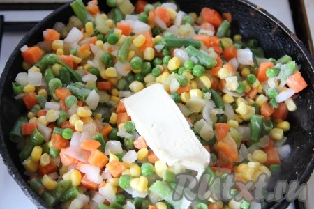 На сковороду выложить 25 грамм сливочного масла и замороженные овощи, обжарить на среднем огне в течение 5 минут, периодически перемешивая.
