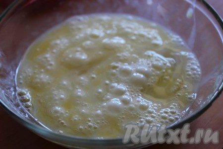 В глубокую миску разбить два яйца, добавить щепотку соли и слегка взболтать вилкой.

