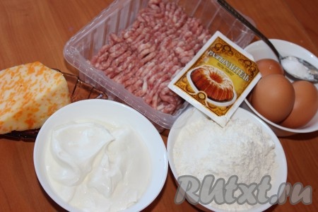 Подготовить продукты для приготовления пирога с фрикадельками под сырной корочкой