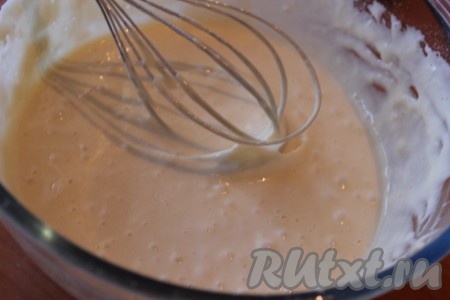 Тесто для пирога с фрикадельками получится однородным и гладким, по консистенции будет напоминать тесто для оладий.
