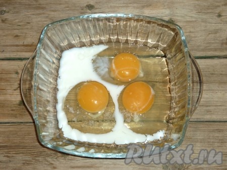Соединить в миске яйца с молоком, размешать их венчиком (или вилкой) до однородной массы, приправить солью.