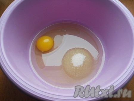 В большую миску влить растительное масло, добавить яйцо и сахар.