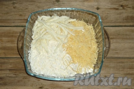 Твёрдый сыр и брынзу натереть на тёрке, сулугуни порвать на волокна, перемешать и начинка для пирога готова. 
