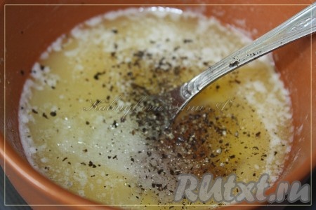 Масло сливочное растопить или взять размягченное. К сливочному маслу добавить яйцо, перец и соль, перемешать.

