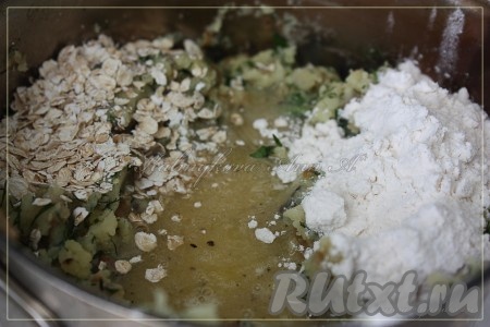 В картофельное пюре добавить яичную смесь, овсяные хлопья и муку, замесить тесто.
