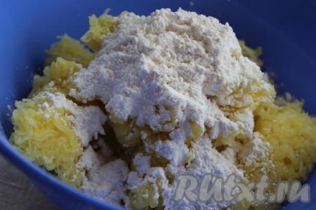 В глубокую миску поместить натертую картошку, добавить муку и соль.
