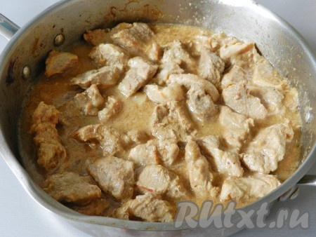 Когда мясо обжарится, влить в сковороду горячую воду, чтобы покрыла мясо на половину. Накрыть крышкой и тушить на медленном огне  30 минут.