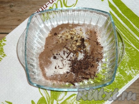 Грецкие орехи и шоколад измельчить ножом и добавить к остальным ингредиентам. 