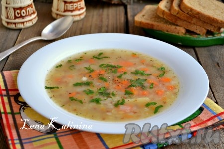 Кипятить суп на медленном огне еще 5-7 минут. Вкуснейший постный гречневый суп готов! Разлить по тарелкам, посыпать свежемолотым черным перцем и измельченной зеленью, подать к столу.
