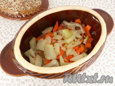 На куриное филе выложить очищенные и нарезанные морковь и лук (при желании предварительно морковку и лук можно обжарить).
