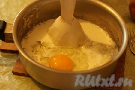Добавить сливки и яйцо, еще раз перетереть блендером.
