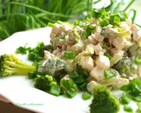 Салат с курицей, брынзой и капустой брокколи