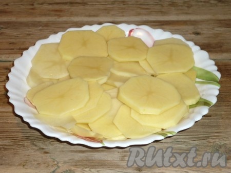 Картофель очистить, нарезать кружочками, залить холодной водой, посолить, довести до кипения и варить 3-4 минуты.
