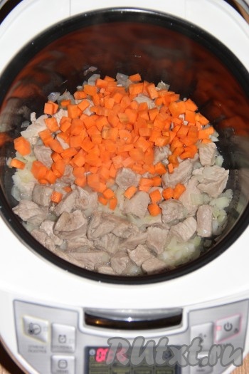 Затем добавить морковь в чашу мультиварки.