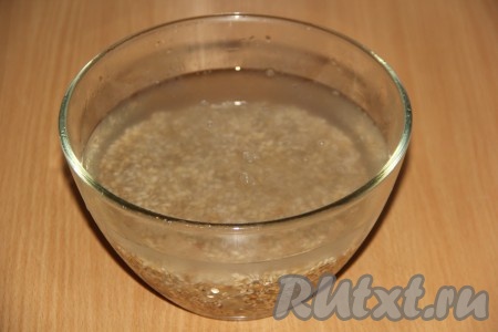 Перловую крупу хорошо промыть, а затем залить холодной водой и оставить на 2-3 часа (можно на ночь).
