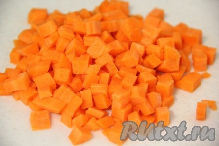 Морковь очистить и нарезать на мелкие кубики (или натереть на крупной тёрке).