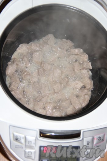 Обжарить мясо в течение 10-15 минут на режиме мультиварки "Жарка", периодически помешивая.