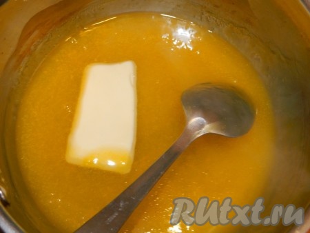 В горячий соус добавить сливочное масло, перемешать хорошенько, чтобы оно растаяло и дать остыть.