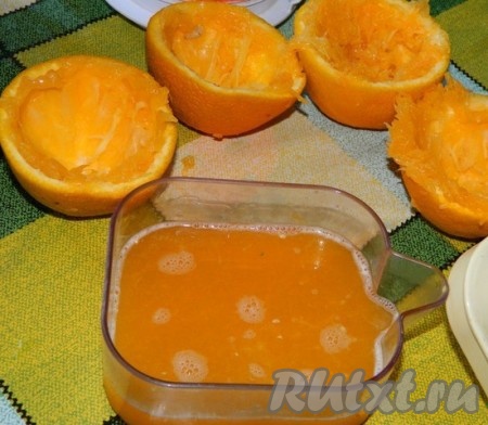 Для приготовления соуса выжать сок из апельсинов.
