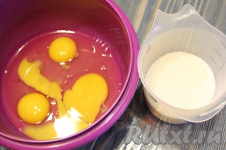 В удобной для взбивания посуде соединить сахар и яйца.