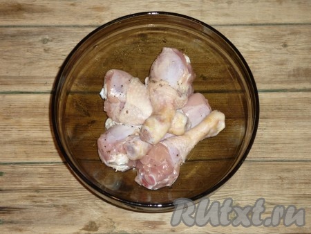 Куриные ножки вымыть, обсушить, приправить солью и перцем. Оставить на 10-15 минут. 
