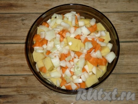 Лук и морковь тоже нарезать кубиками. Соединить картошку, морковку и лук, добавить приправу и соль по вкусу, хорошо перемешать. 
