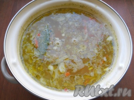 Затем добавить в постный картофельный суп измельченный чеснок, прокипятить еще минуты 3-4 и выключить газ.
