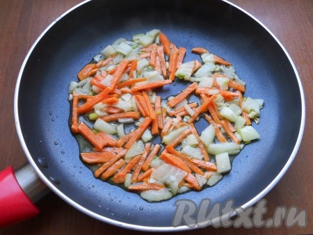 Вернуть толченый картофель в кастрюлю. Лук и морковь нарезать соломкой или небольшими кусочками и обжарить на растительном масле до мягкости, иногда перемешивая.

