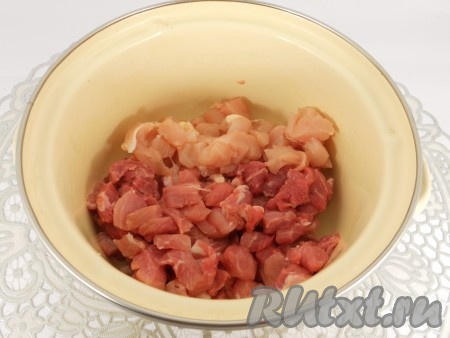 Свинину нарезать небольшими кусочками (приблизительно - 1 см), добавить также нарезанное куриное филе. Резать мясо нужно частями, оно должно быть все время охлажденным.
