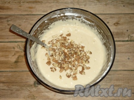 Соду погасить уксусом и добавить в тесто. Орехи немного порубить ножом, добавить в тесто и хорошо перемешать. 
