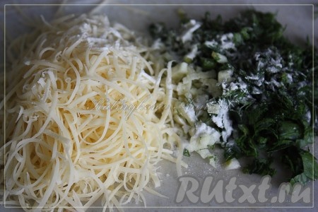 Нарезать зелень и чеснок, натереть сыр, добавить специи и разрыхлитель.
