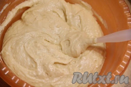 Тесто для йогуртовых капкейков получится однородным, гладким и не жидким.
